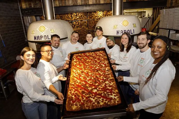 Dispensário quebra recorde e cria a maior pizza de cannabis do mundo, 50 fatias