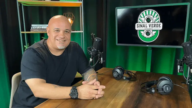 "Após 18 dias tomando cannabis, meu filho começou a falar", diz criador de podcast