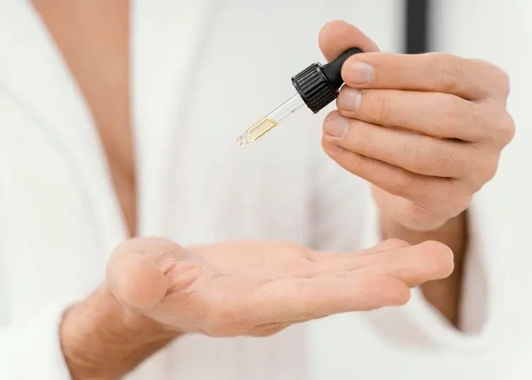 Autorização polêmica: Conselho afirma que biomédicos estão aptos a prescrever cannabis, mas Anvisa questiona competência