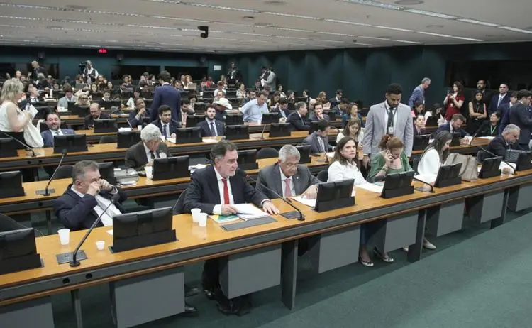 CCJ da Câmara restringe o uso de celulares nas escolas: impactos na saúde mental e o potencial do canabidiol