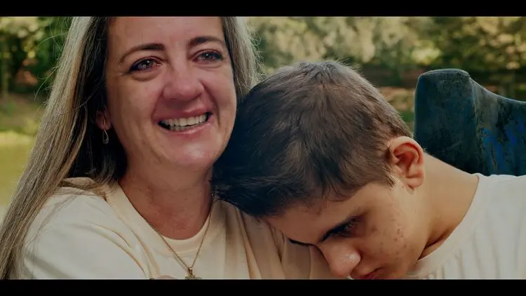 A Planta: novo filme de Beto Brant sobre cannabis estreia nos cinemas do Brasil