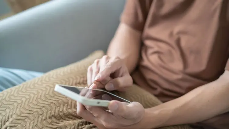 Cérebro em formação e telas: pesquisa revela elo entre redes sociais, impulsividade e cannabis na adolescência