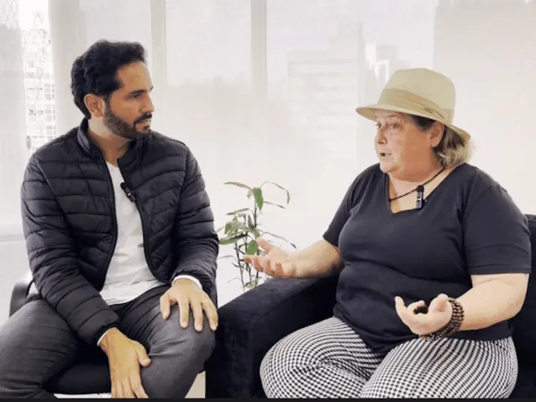 Dedicação que inspira: Arquiteta transforma cuidado com os pais em movimento de apoio de Alzheimer