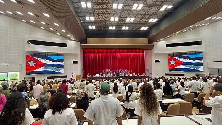 Pesquisadores da ELAM exploram potencial da cannabis medicinal em Cuba