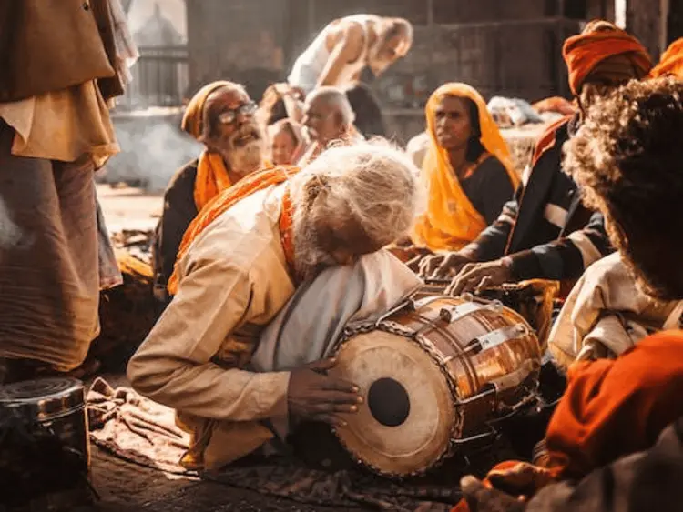 Índia proíbe rituais de maconha em templos de Shiva