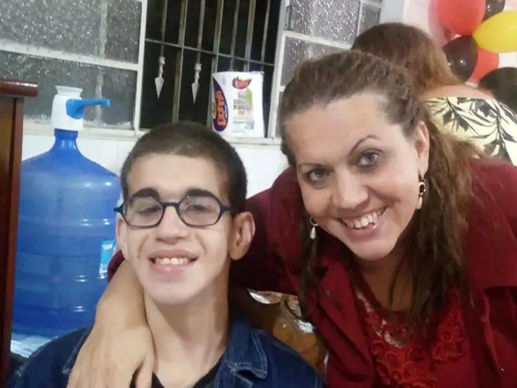 Mãe luta pela renovação do HC de cultivo de cannabis para garantir tratamento do filho autista