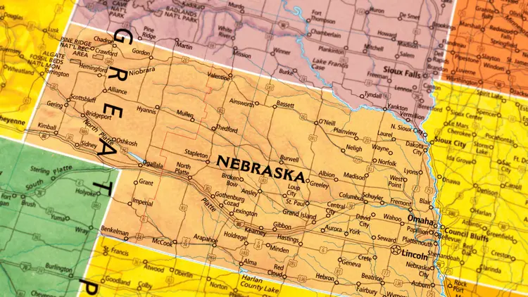 Nebraska aprova regulamentos emergenciais para viabilizar programa de cannabis medicinal
