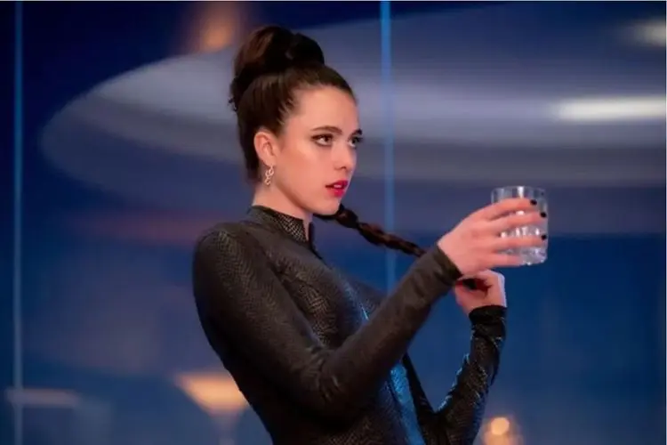 Margaret Qualley revela haber usado cannabis para escena sensual con Demi Moore en la nueva película de terror 'La Sustancia'