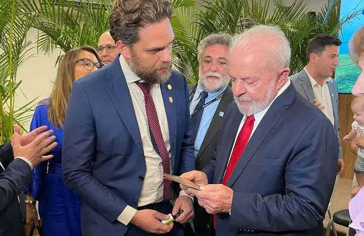 <strong>Deputado paranaense entrega cartilha da cannabis para presidente Lula</strong>
