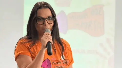 Imagem da noticia: Entre pasos y pausas, Ana Carolina transforma la muleta y el cannabidiol en símbolos de libertad
