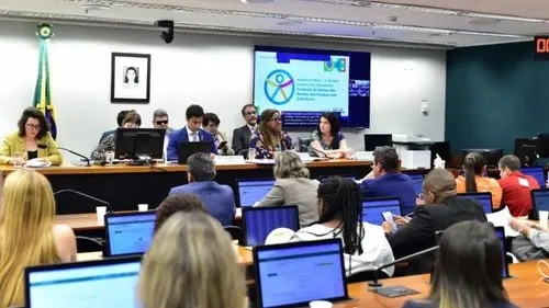 Imagem da noticia: Em Brasília, projeto que garante acesso ao canabidiol para PCDs avança na Câmara dos Deputados
