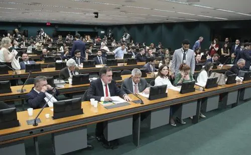 CCJ da Câmara restringe o uso de celulares nas escolas: impactos na saúde mental e o potencial do canabidiol