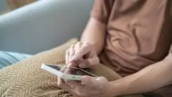 Cérebro em formação e telas: pesquisa revela elo entre redes sociais, impulsividade e cannabis na adolescência