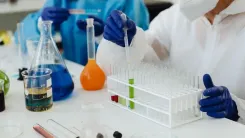 Nova RDC da Anvisa eleva padrão de qualidade para laboratórios que testam cannabis no Brasil